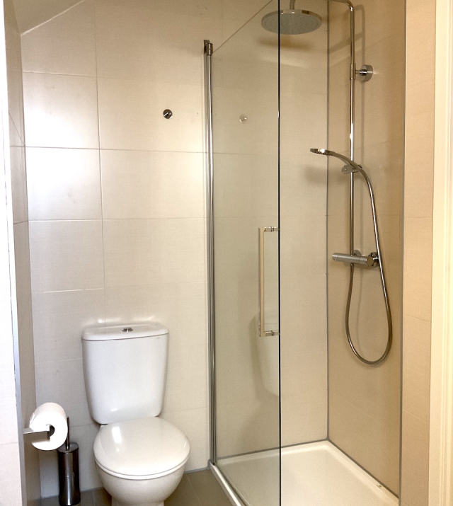 Resa estates huis huren for rent Cala Tarida Shower.jpg